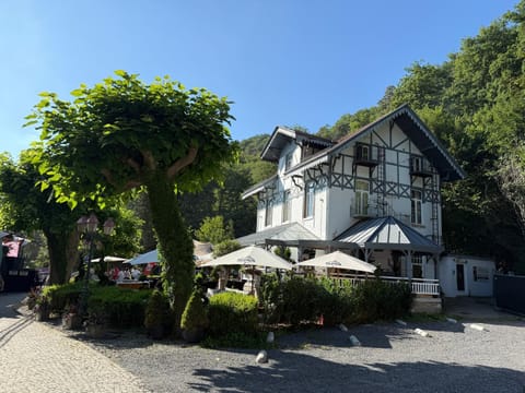 Property building, Restaurant/places to eat