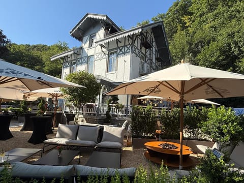 Restaurant/places to eat, Balcony/Terrace