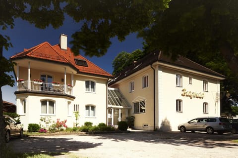 Facade/entrance, Bird's eye view
