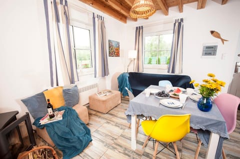 View (from property/room), Living room, Decorative detail, Seating area, Dining area, Garden view