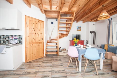 TV and multimedia, Kitchen or kitchenette, Seating area, Floor plan, Dining area