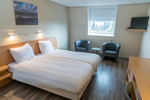 Bed, TV and multimedia, Photo of the whole room, Seating area, Bedroom