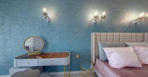 Bed, Photo of the whole room, Decorative detail, Seating area, Bedroom