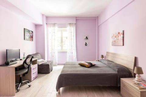 Bed, TV and multimedia, Photo of the whole room, Bedroom