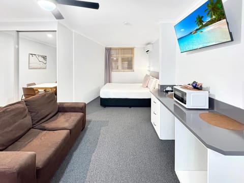 Bed, TV and multimedia, Photo of the whole room, Seating area