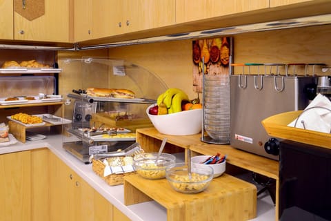 Restaurant/places to eat, Communal lounge/ TV room, Spring, Day, Winter, Summer, Coffee/tea facilities, Lobby or reception, Lounge or bar, Food and drinks, Photo of the whole room, Dining area, Communal kitchen, Autumn, Food, Breakfast, Continental breakfast, Buffet breakfast, Asian breakfast, Italian breakfast, English/Irish breakfast, American breakfast, Alcoholic drinks, Non alcoholic drinks, Sunrise