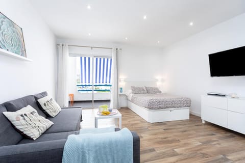 Bed, TV and multimedia, Living room, Photo of the whole room, Seating area