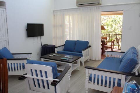 Patio, Living room