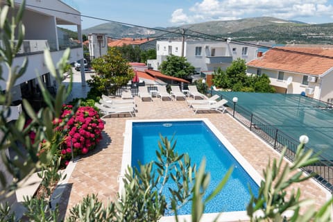 Day, Natural landscape, Mountain view, Pool view, Swimming pool, sunbed