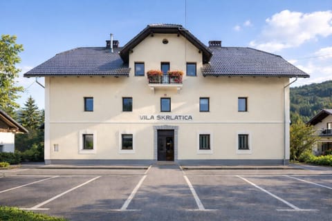 Property building, Day, Landmark view, Parking