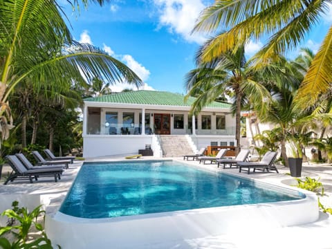 Property building, Patio, Garden view, Pool view, Swimming pool, sunbed