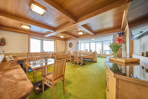 Banquet/Function facilities, Seating area, Dining area, Breakfast, Internal: Not applicable to any particular room