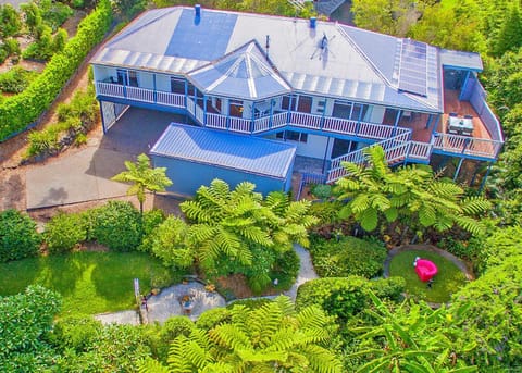 Property building, Natural landscape, Bird's eye view, Garden, Parking