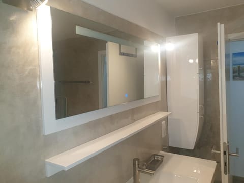 Shower, Toilet, Bathroom, Bath