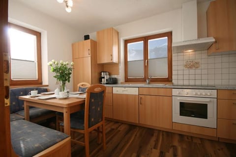 Coffee/tea facilities, Kitchen or kitchenette, Dining area