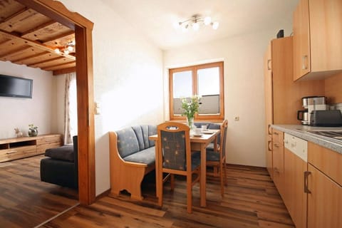 Coffee/tea facilities, Kitchen or kitchenette, Dining area