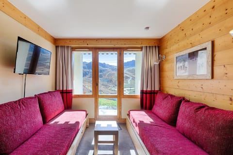 Bed, TV and multimedia, Living room