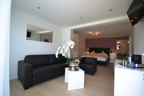 Coffee/tea facilities, Living room, Seating area, Bedroom