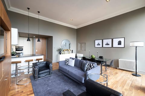 TV and multimedia, Kitchen or kitchenette, Living room, Seating area, Dining area
