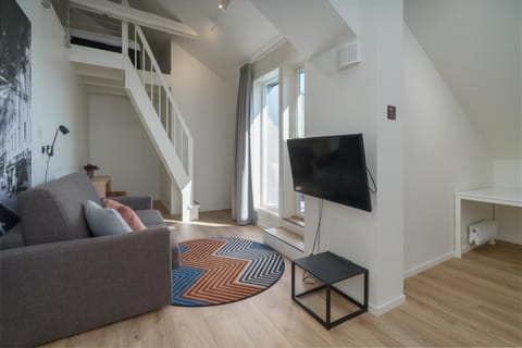 Communal lounge/ TV room, Living room, Seating area, air conditioner