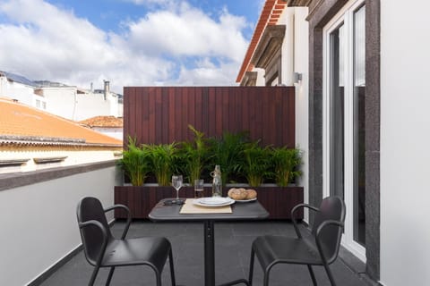 View (from property/room), Balcony/Terrace, Dining area, City view