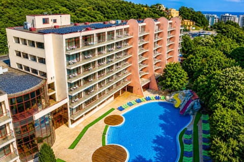 Property building, Pool view
