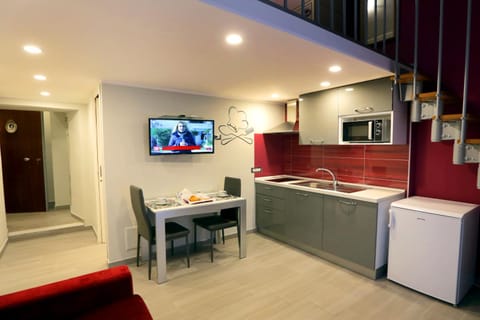 Kitchen or kitchenette, Dining area