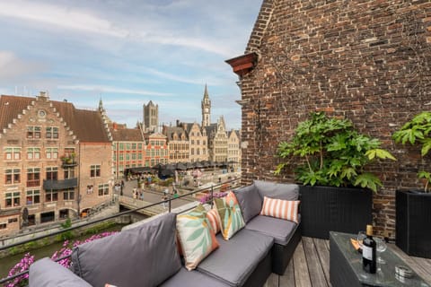 View (from property/room), Balcony/Terrace, Seating area, Evening entertainment, City view