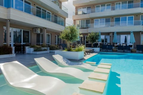 Property building, Patio, Day, Pool view, Swimming pool, sunbed
