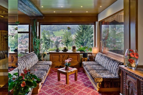 Communal lounge/ TV room