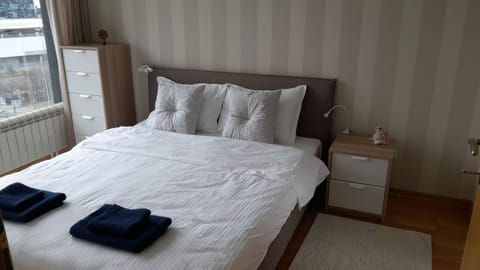 Bed, View (from property/room), Photo of the whole room, Decorative detail, Bedroom, internet, towels, wardrobe