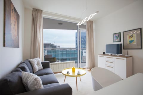 Communal lounge/ TV room, TV and multimedia, View (from property/room), Balcony/Terrace, Living room, Seating area, Evening entertainment, furniture, internet