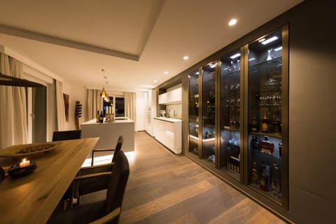 Kitchen or kitchenette, Seating area, Drinks, Alcoholic drinks