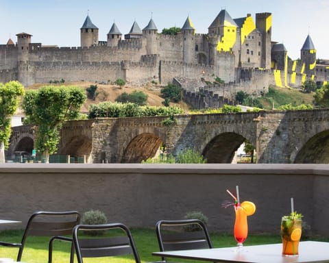 Patio, Nearby landmark, Day, Balcony/Terrace, Lounge or bar, City view, Landmark view