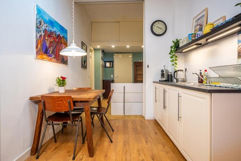 Coffee/tea facilities, Kitchen or kitchenette, Dining area