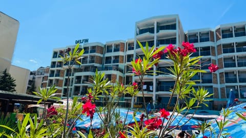 Facade/entrance, Swimming pool