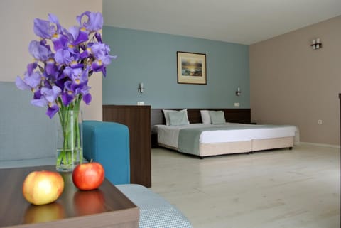 Bed, Photo of the whole room, Seating area