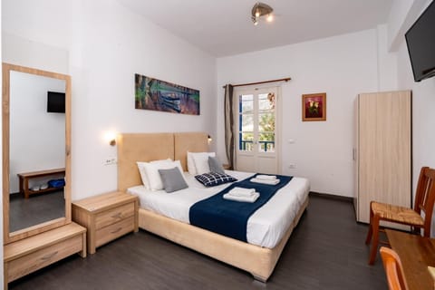 Photo of the whole room, Bedroom, wardrobe
