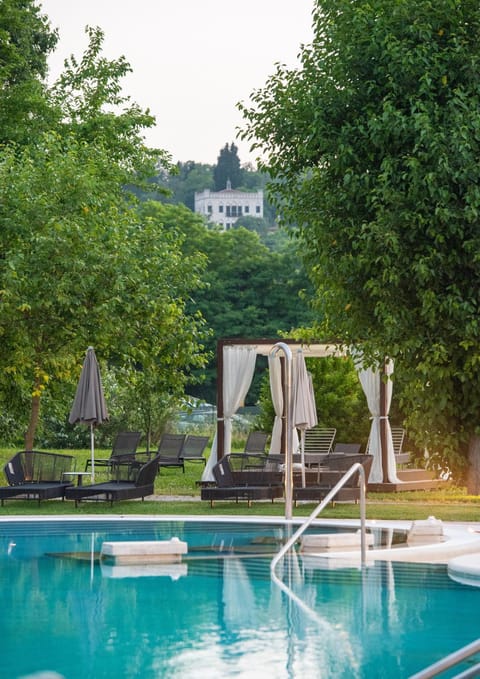 Swimming pool, Swimming pool