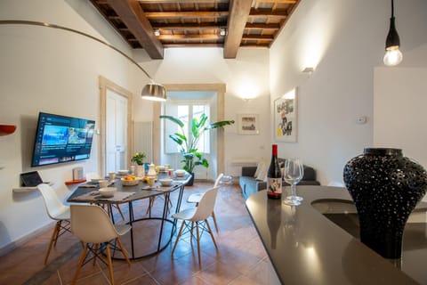 TV and multimedia, Kitchen or kitchenette, Living room, Seating area, Dining area