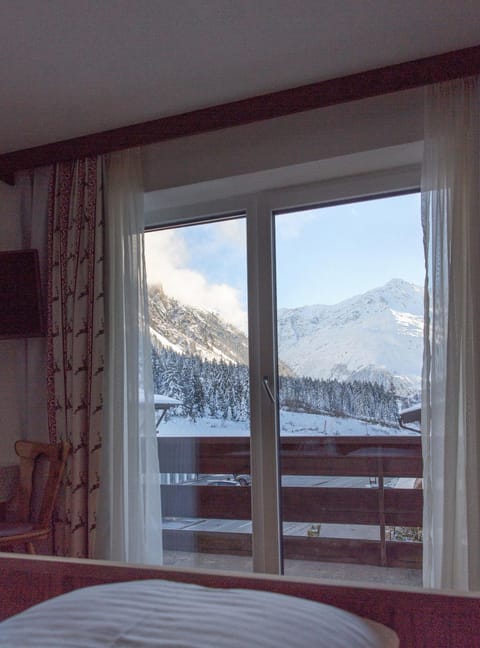Natural landscape, Bedroom, Mountain view