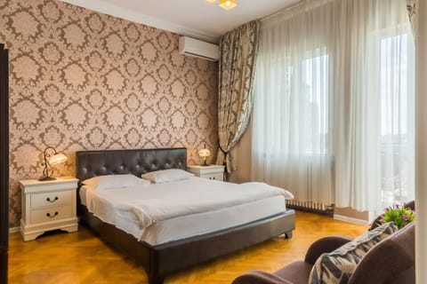 Property building, Spring, Bed, Day, Night, Winter, Summer, Decorative detail, Bedroom, Autumn, On site, Seasons, Time of day, Location, Sunrise, Sunset
