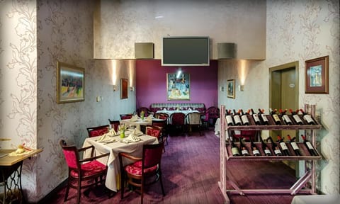 Restaurant/places to eat, TV and multimedia, Food and drinks, Drinks