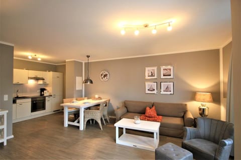 Kitchen or kitchenette, Living room, Seating area, Dining area