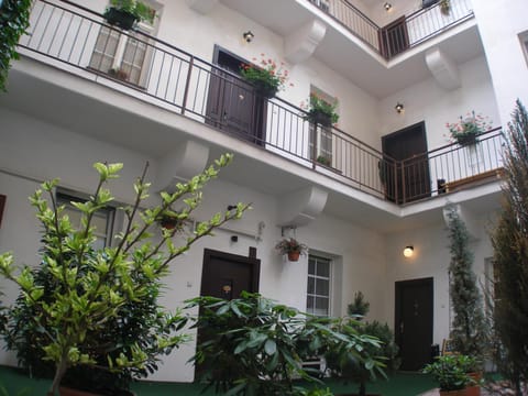 Property building, Patio, Balcony/Terrace