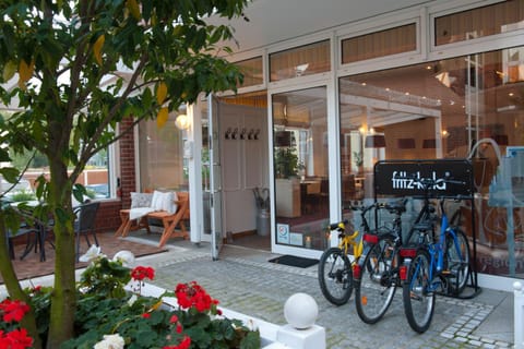 Patio, Facade/entrance