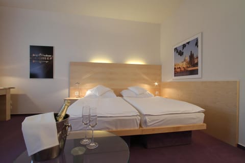 Bed, Living room, Photo of the whole room, Bedroom