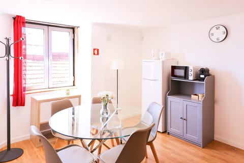 Kitchen or kitchenette, Dining area, minibar