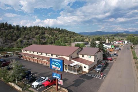 Property building, Neighbourhood, Bird's eye view, Mountain view, Street view, Location, Parking