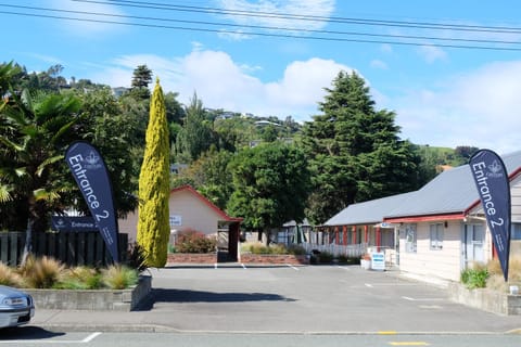 Property building, Day, Neighbourhood, Parking